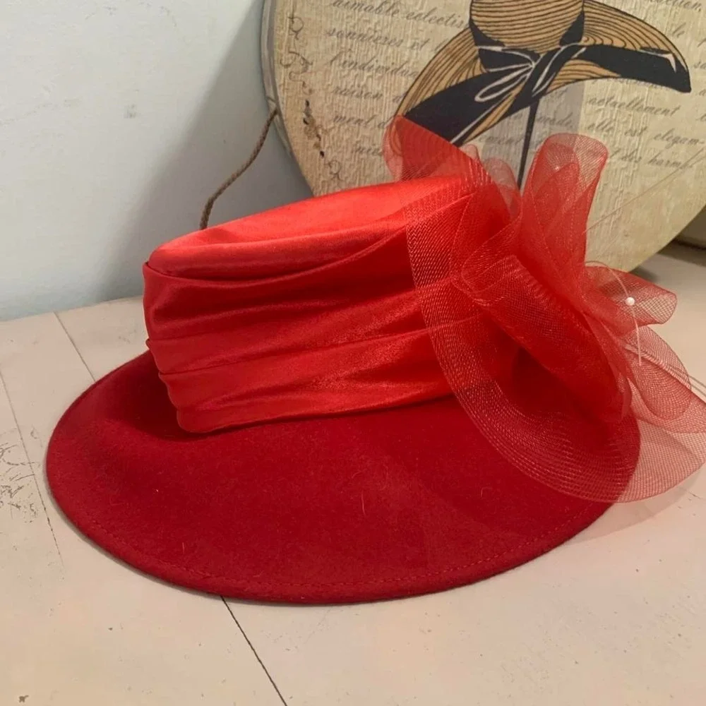 1960's vintage classic red fascinator hat with flower and pearl‎ details